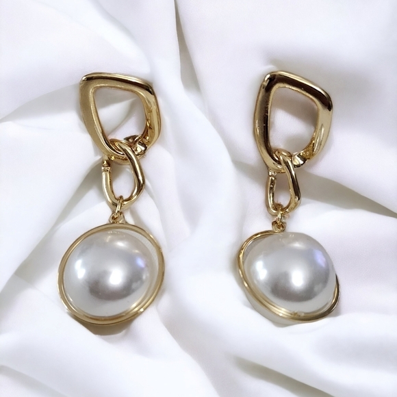 Genuine Shell Pearl Drop Earrings 18k Gold Plated 4 ct - Picture 2 of 7